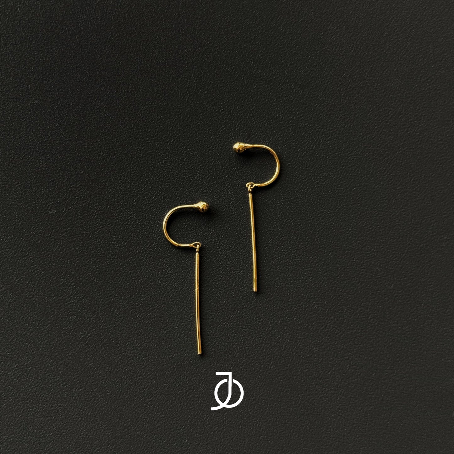 Jo Mini Ball Dangling Bar Earring 17k