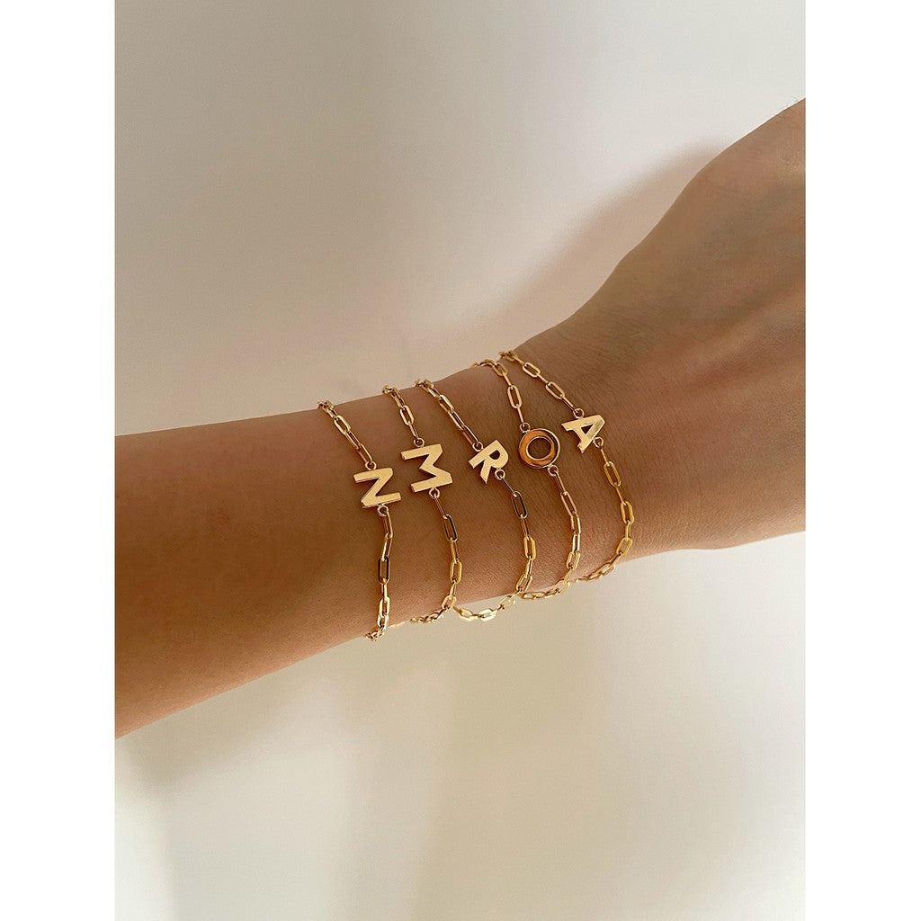 JO MEDIUM ALPHABET WITH SMALL PAPER CLIP BRACELET 17K