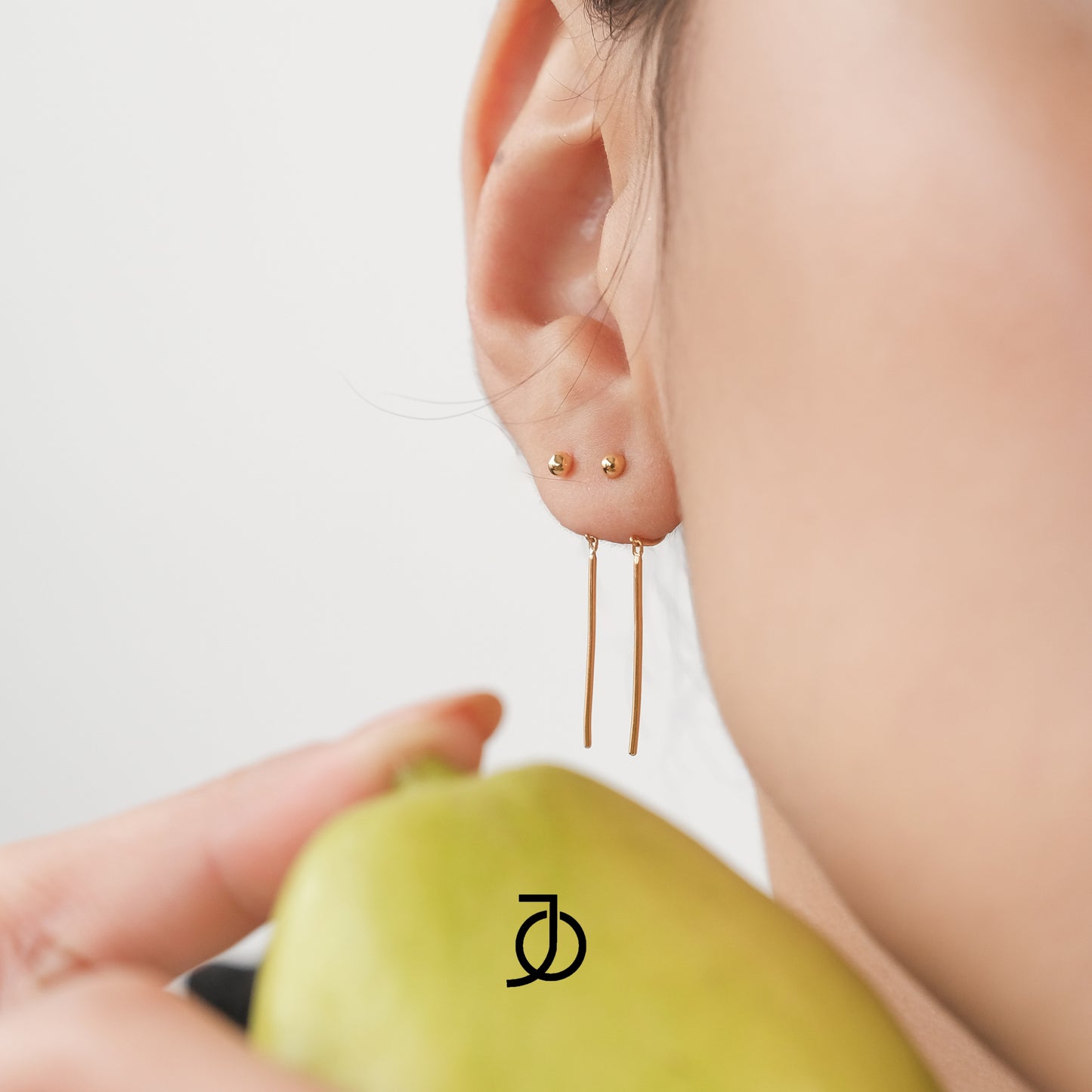 Jo Mini Ball Dangling Bar Earring 17k