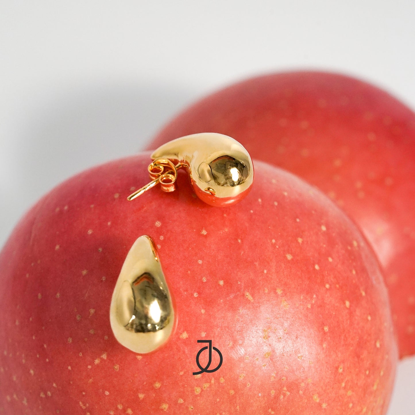 JO Large Gold Drop Stud 17k