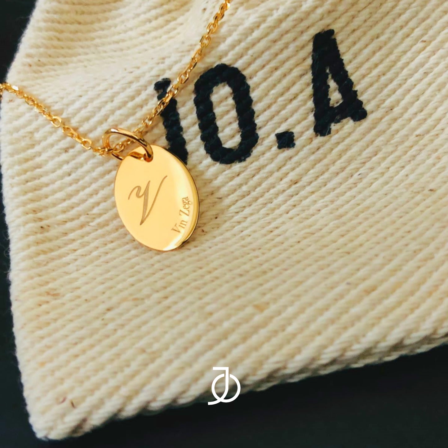 JO Oval Disc Pendant 17k
