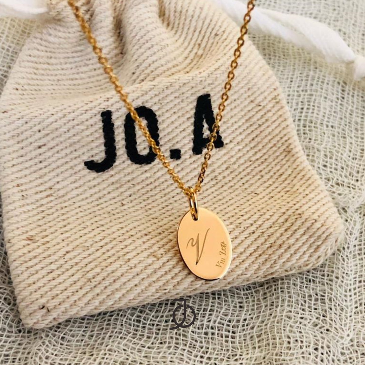 JO Oval Disc Pendant 17k