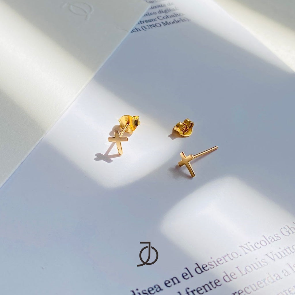 JO MINI GOLD CROSS STUDS