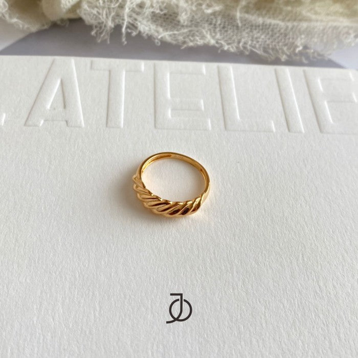JO Thin Croissant Ring