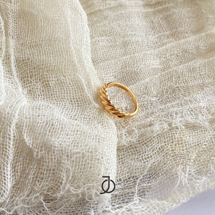 JO Thin Croissant Ring