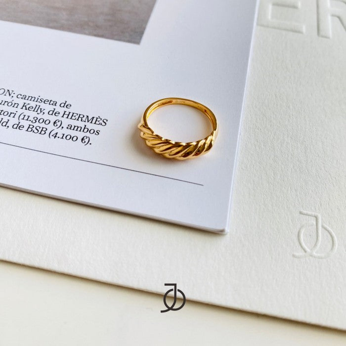 JO Thin Croissant Ring