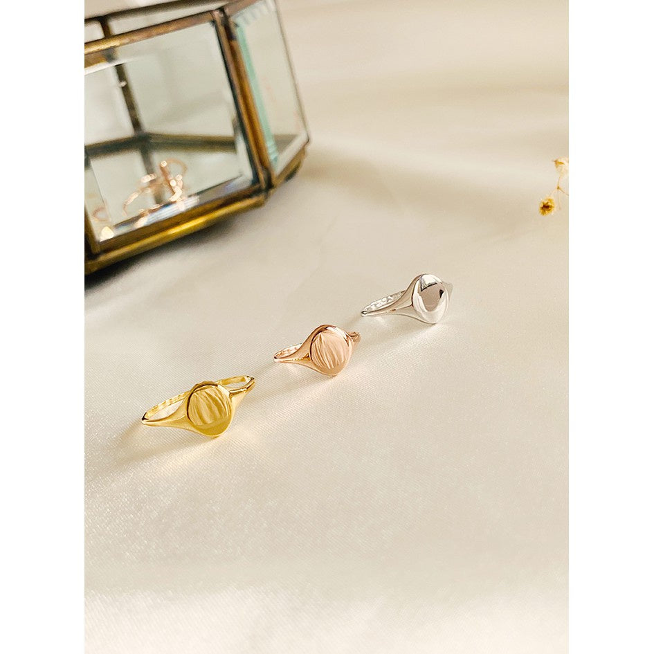 Jo Mini Oval Signet Pinky Ring 17k