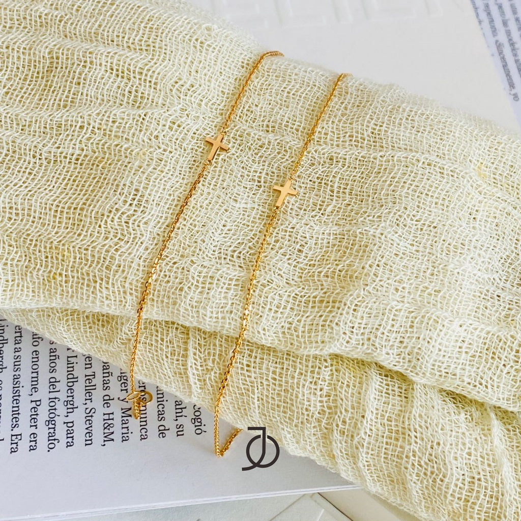 JO Mini Gold Cross With Thin Bracelet