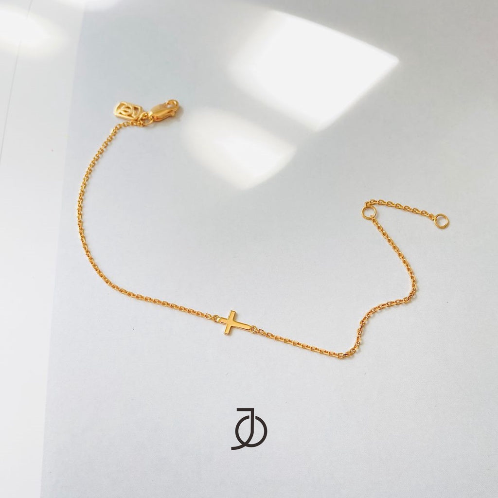 JO Mini Gold Cross With Thin Bracelet