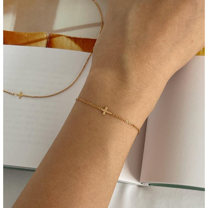 JO Mini Gold Cross With Thin Bracelet