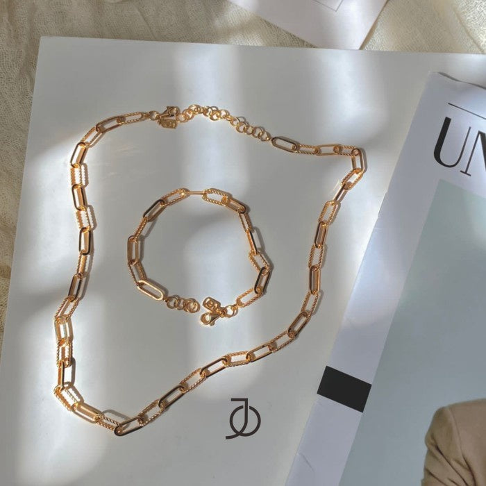 JO Large Paper Clip Twist Bracelet