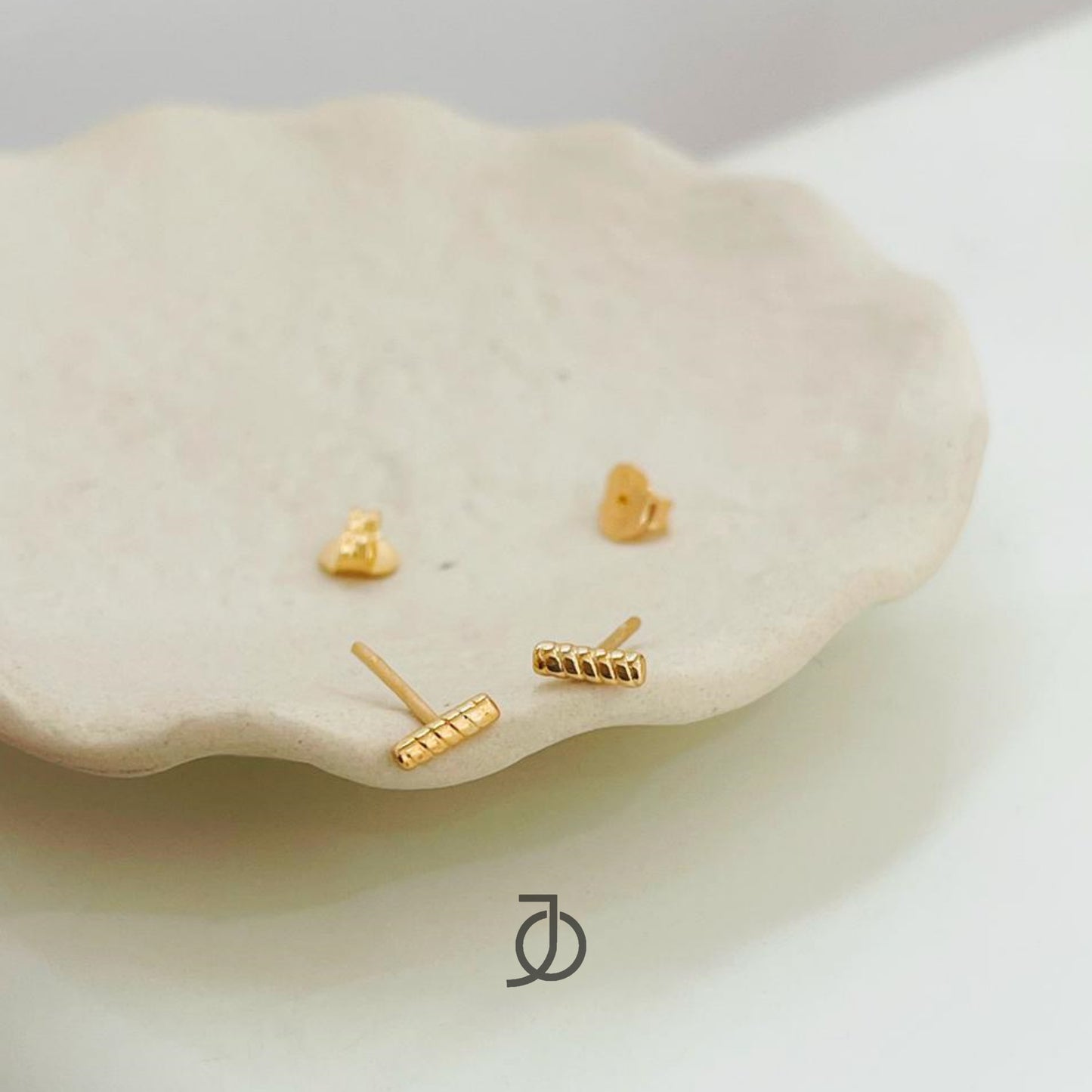 JO Twisted Gold Bar Studs 17k