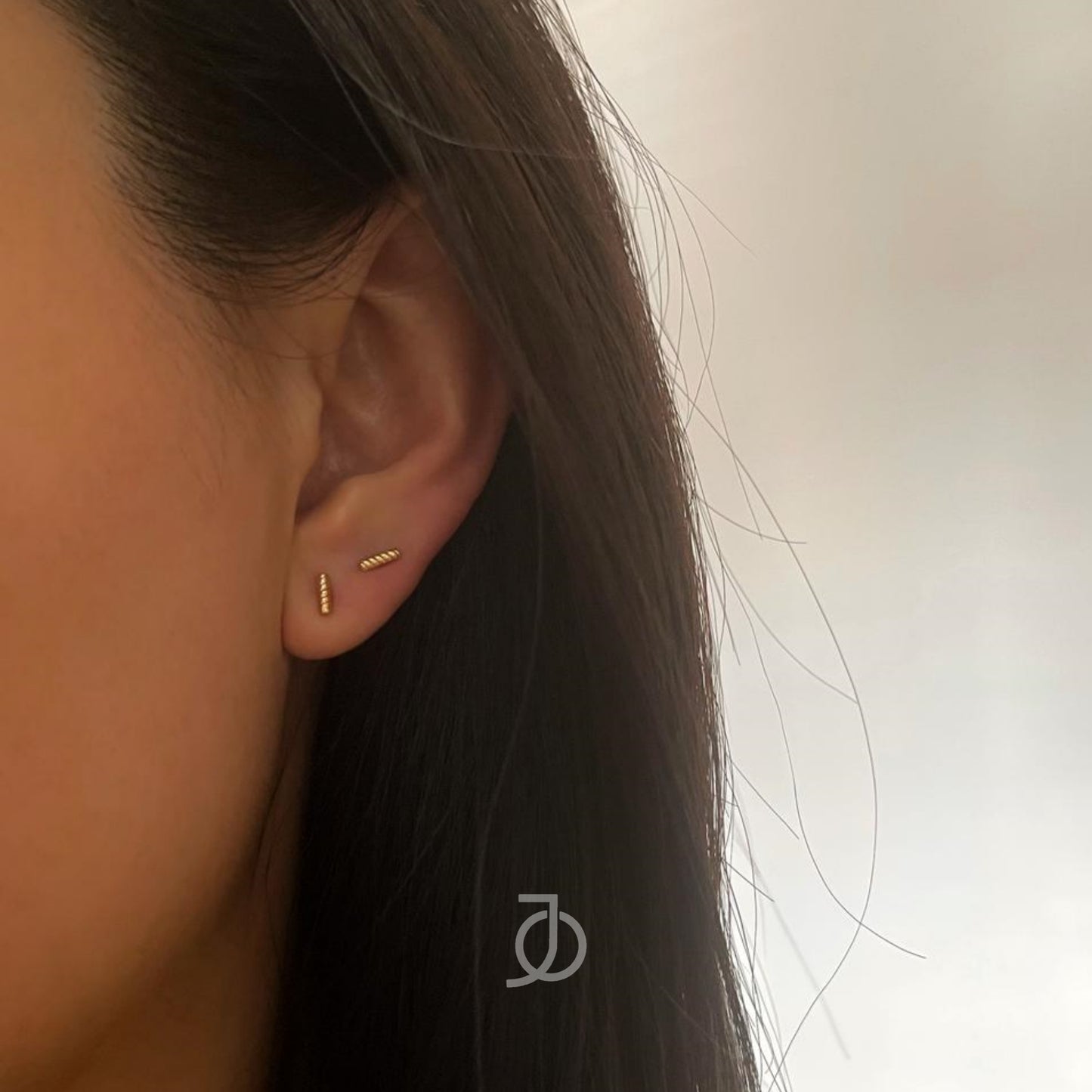 JO Twisted Gold Bar Studs 17k