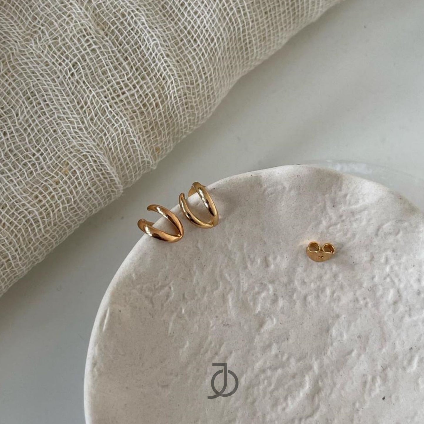 JO Double Claw Illusion Studs