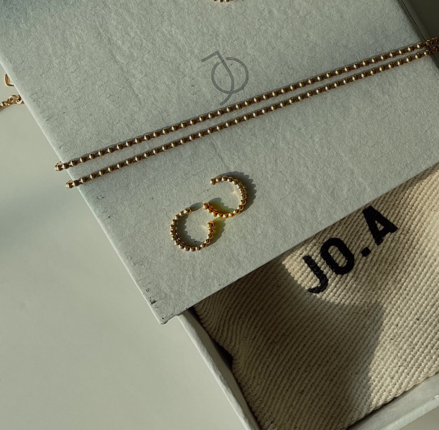JO GOLD BALL EAR CUFF