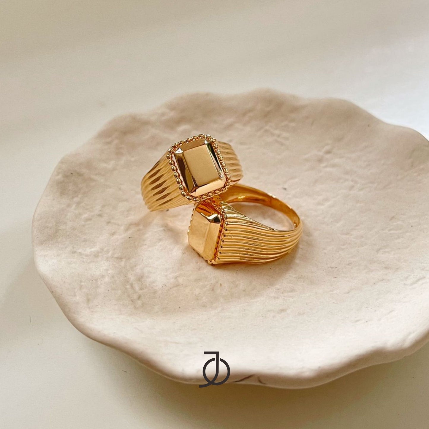 JO Cincin Emas - Fluted Signet Ring