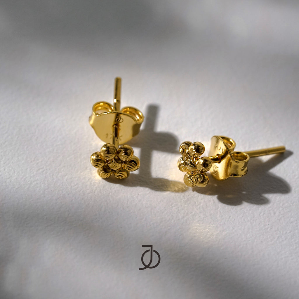 JO Flower Diamond Cut Beads Stud