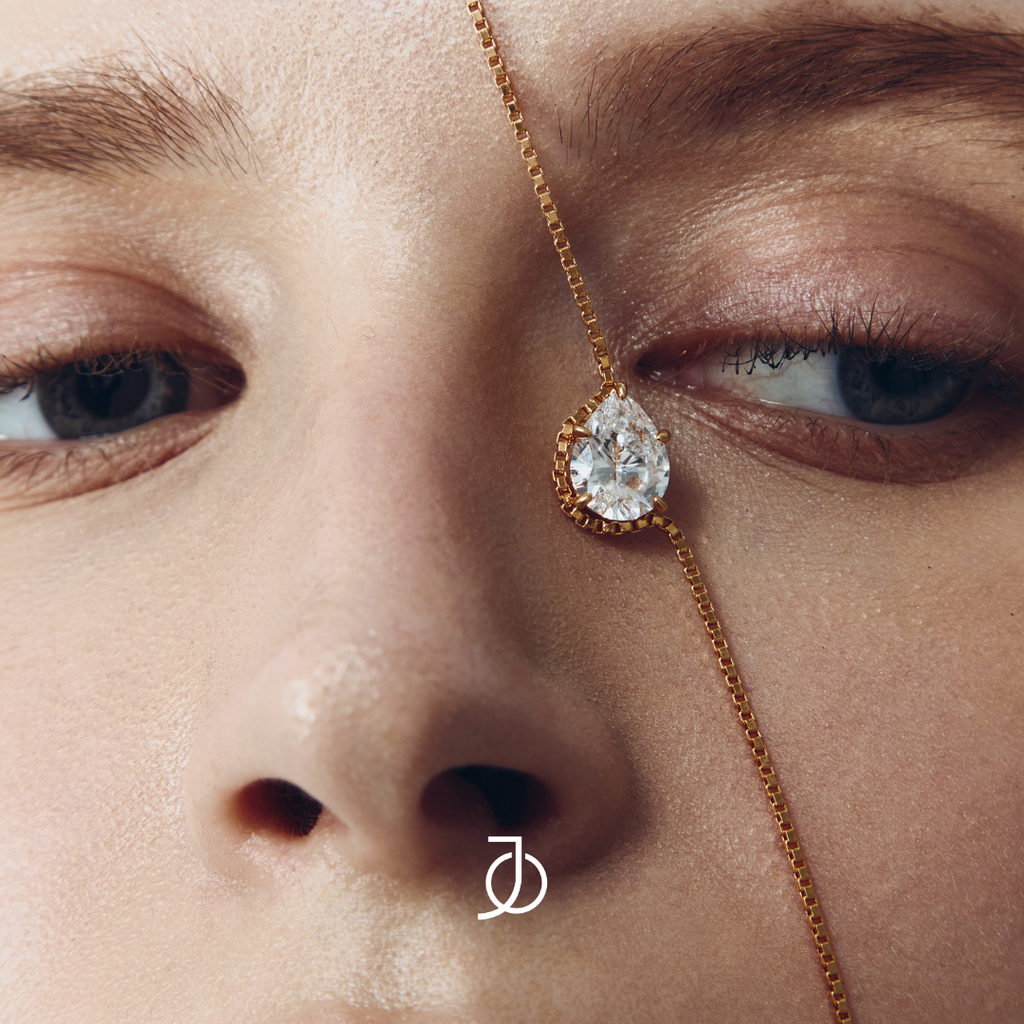 JO Light Diamond Necklace in Teardrop 17k Yellow Gold