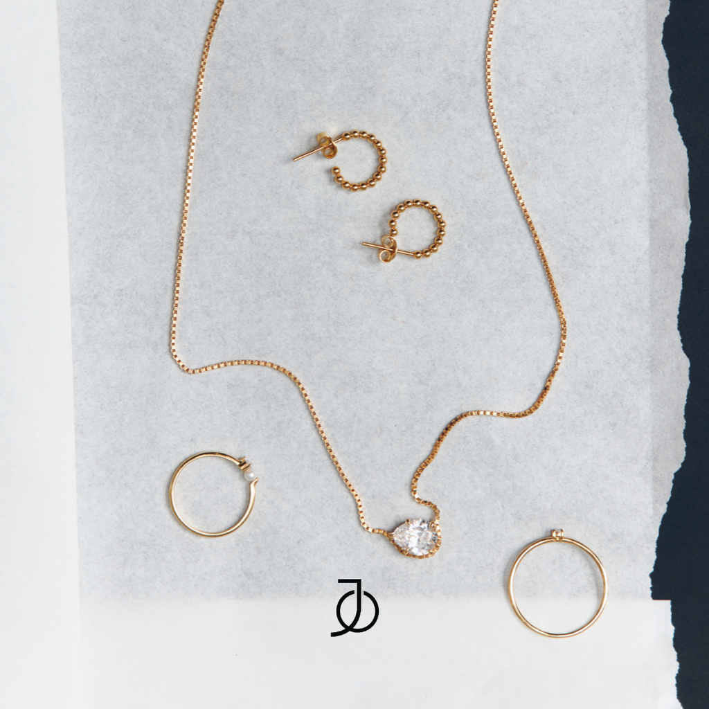 JO Light Diamond Necklace in Teardrop 17k Yellow Gold