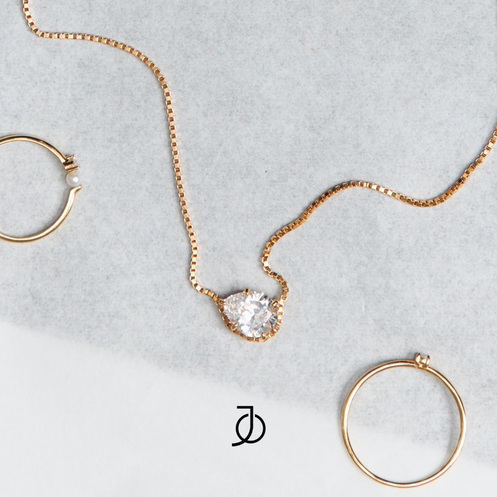 JO Light Diamond Necklace in Teardrop 17k Yellow Gold