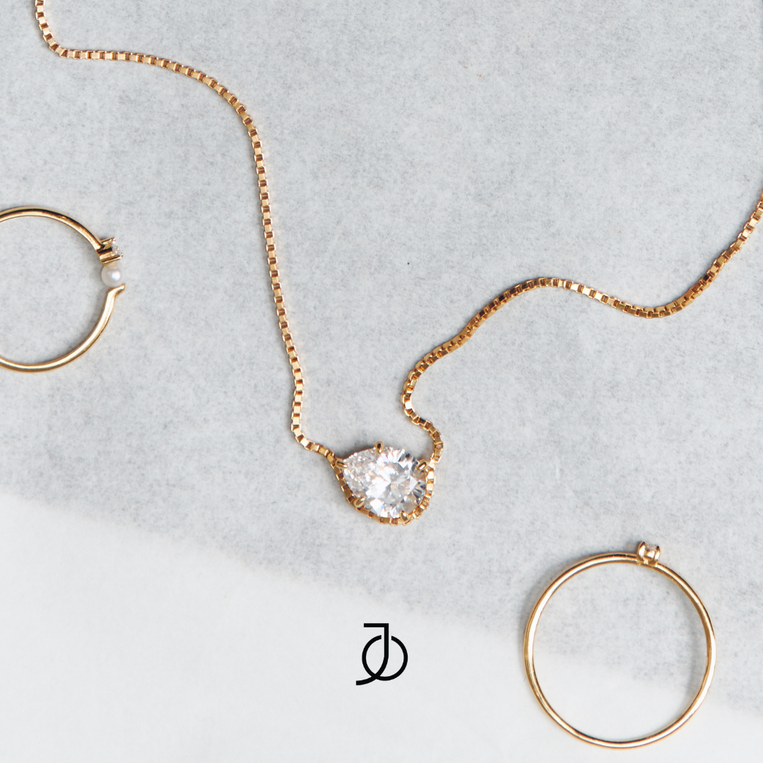 JO Light Diamond Necklace in Teardrop 17k Yellow Gold