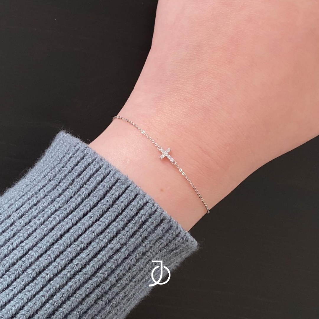 JO Gelang Emas - Mini Diamond Cross With Adjustable Bracelet 17K