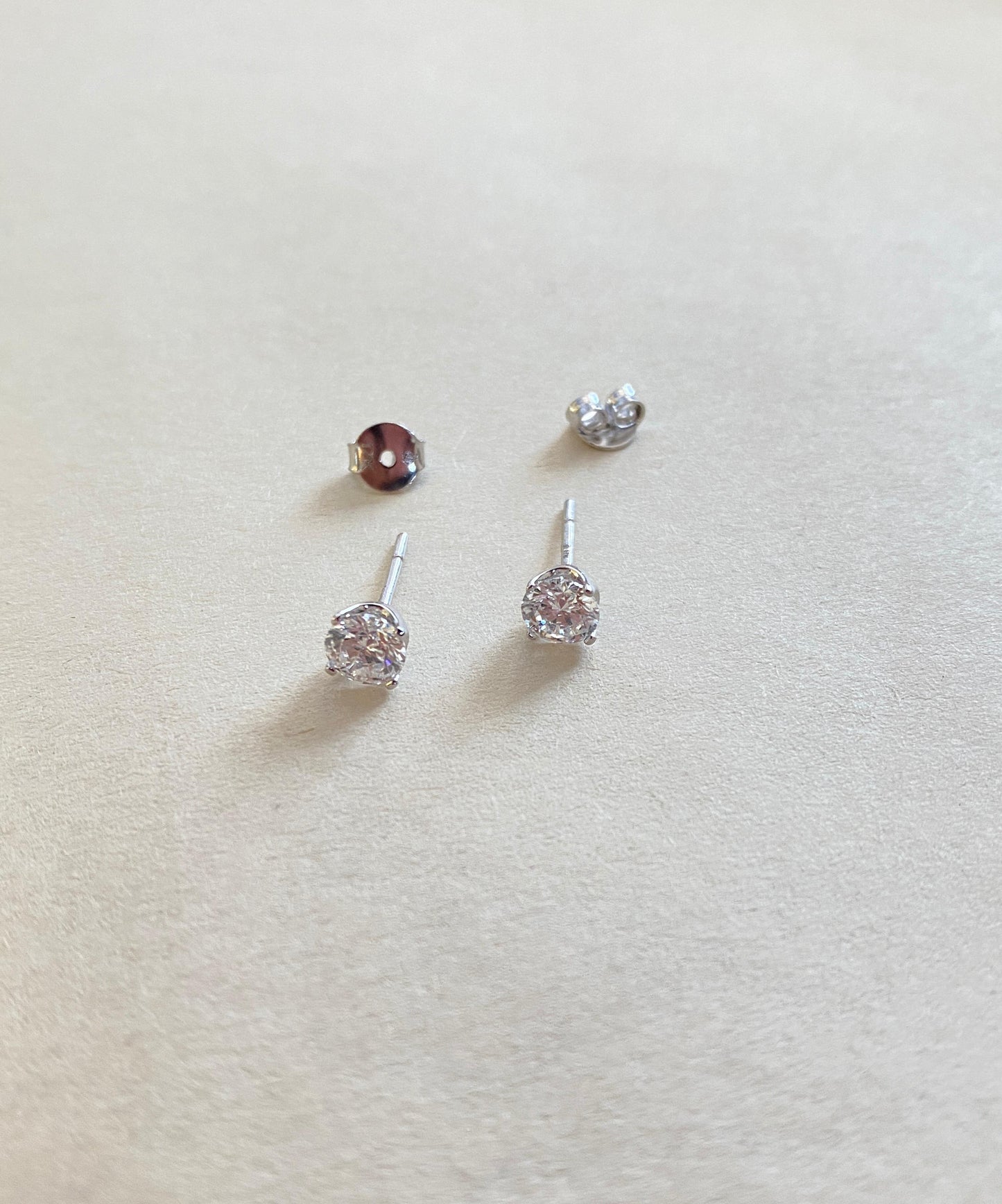 JO ROUND DIAMOND SOLITAIRE STUDS 17K WHITE GOLD