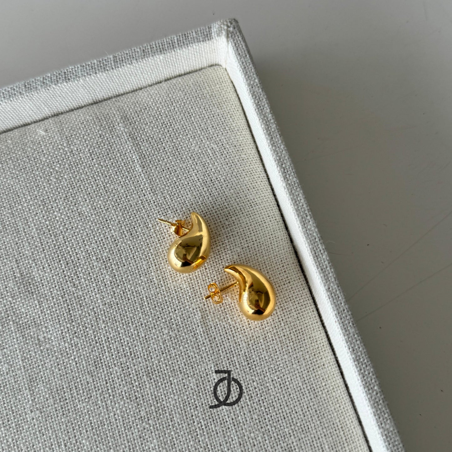 JO Small Gold Drop Stud 17k