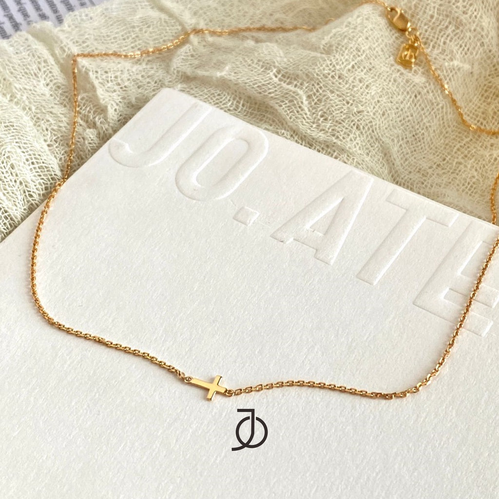 JO MINI GOLD CROSS WITH THIN CHAIN