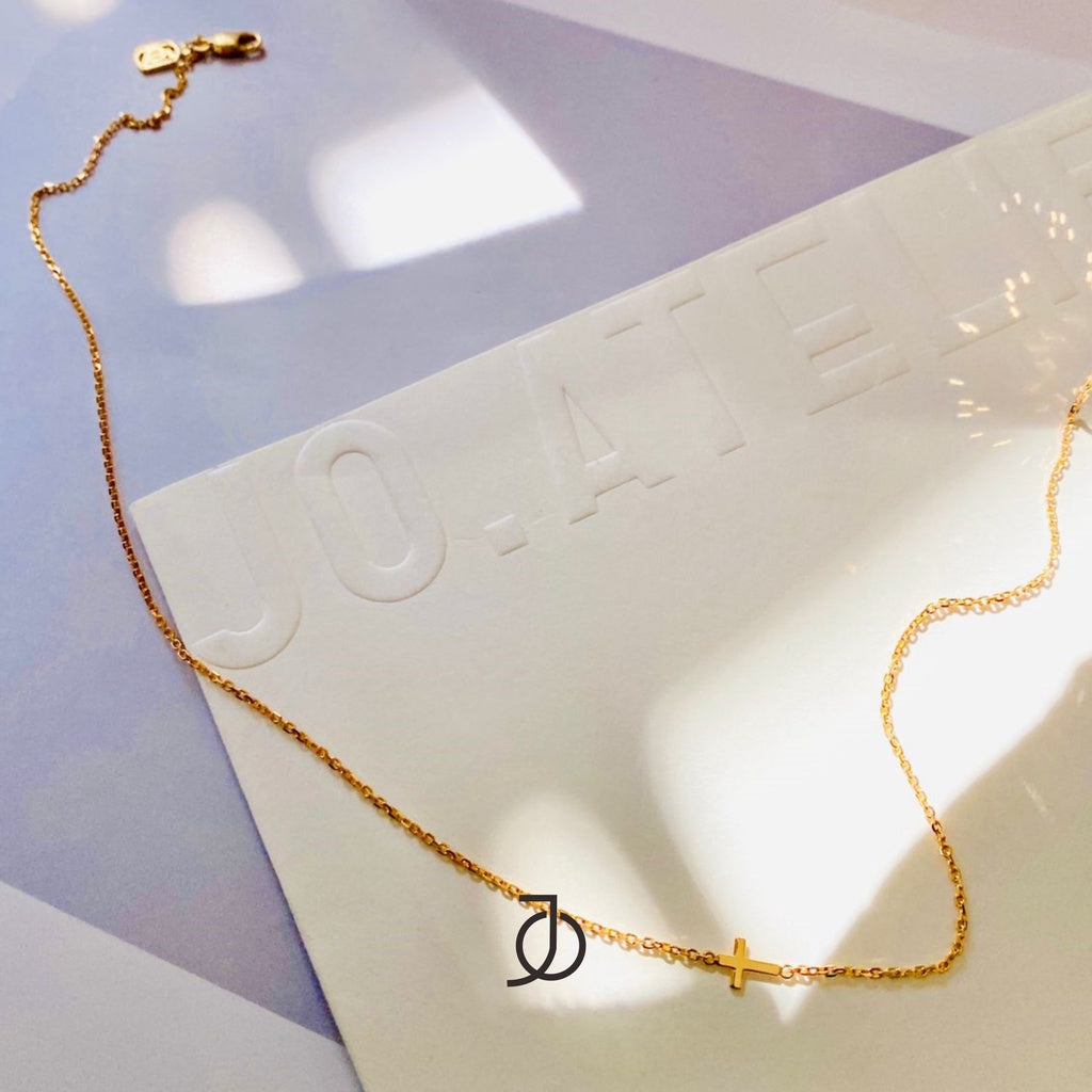 JO MINI GOLD CROSS WITH THIN CHAIN