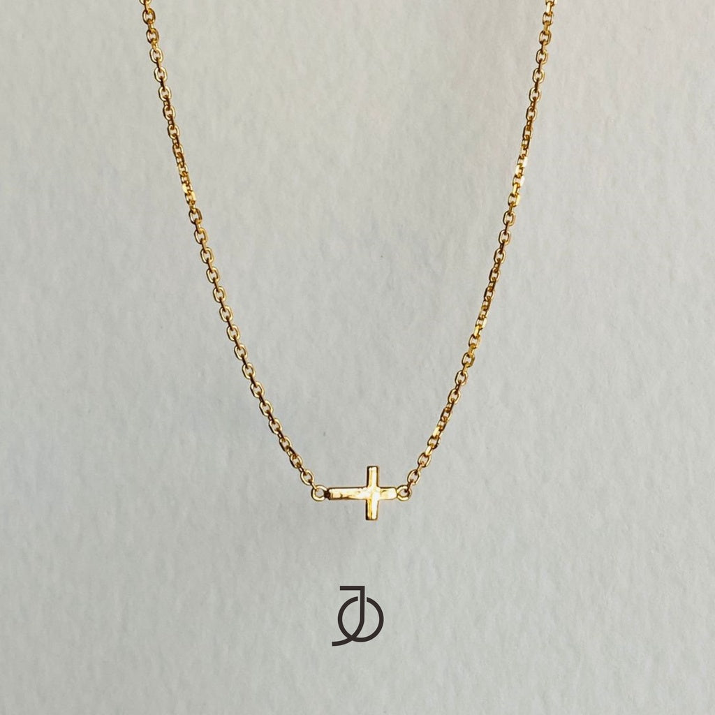 JO MINI GOLD CROSS WITH THIN CHAIN