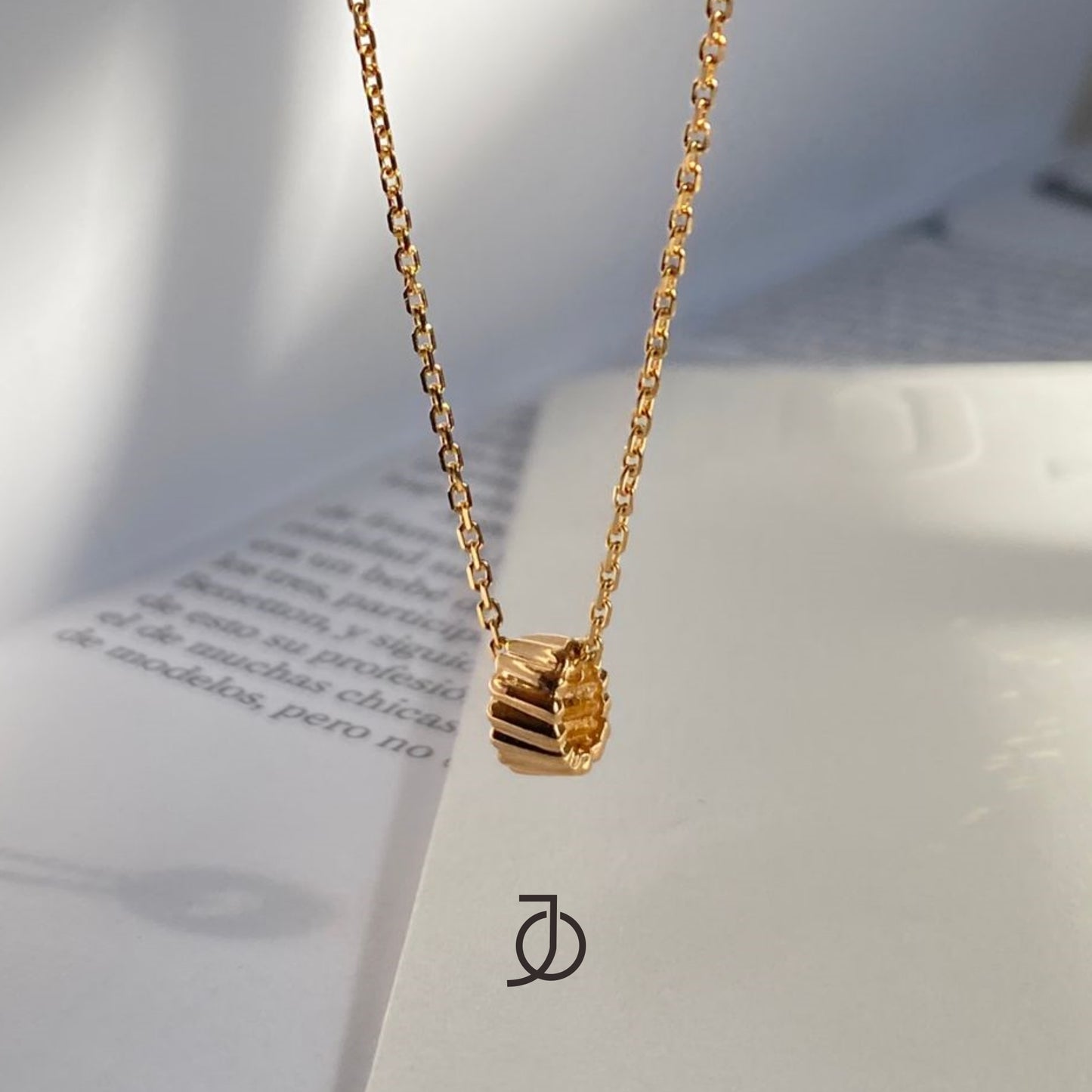 JO BOLD TWIST BEADS PENDANT