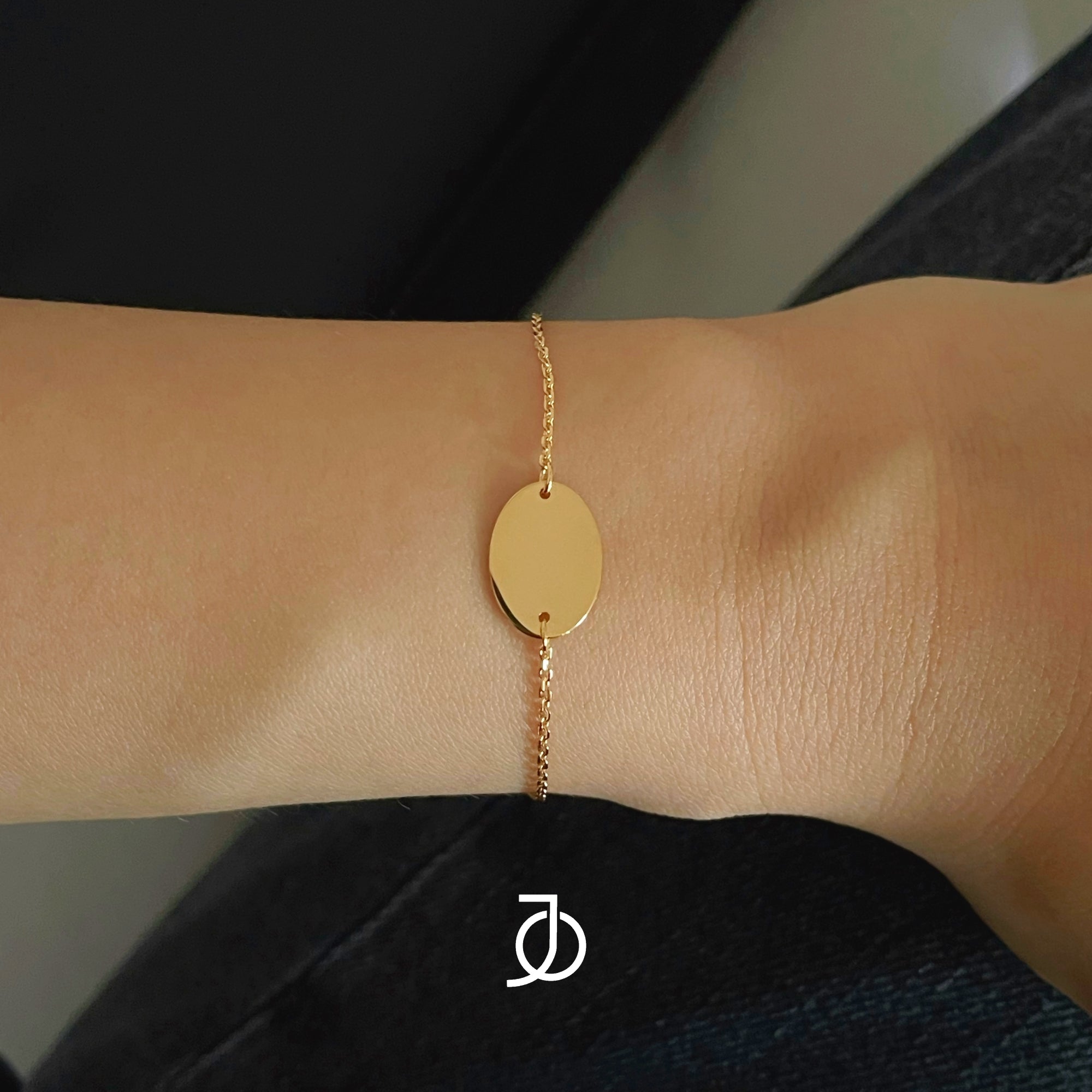 JO Oval Disc With Thin Bracelet