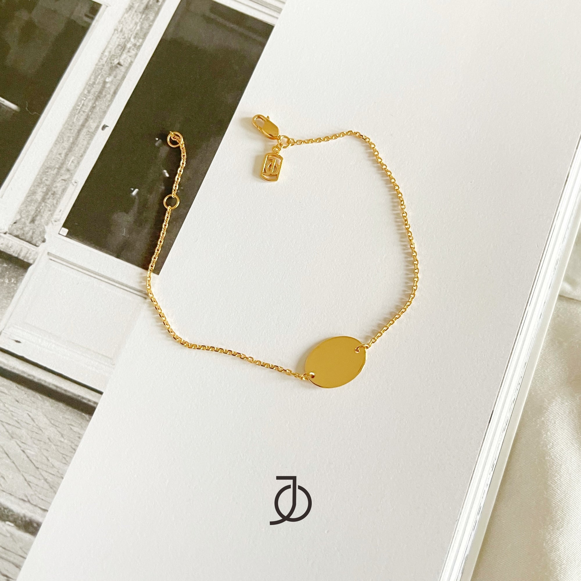 JO Oval Disc With Thin Bracelet
