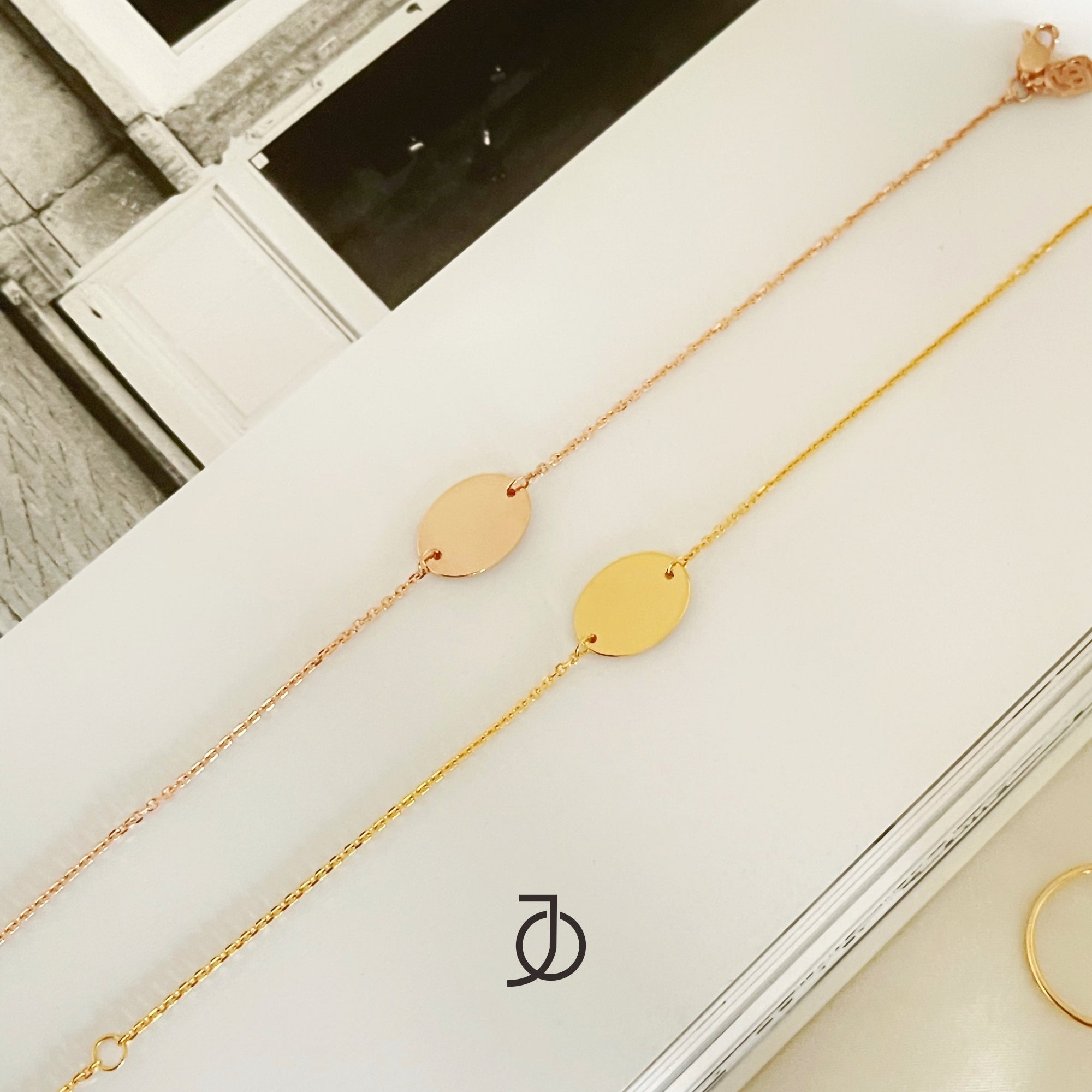 JO Oval Disc With Thin Bracelet