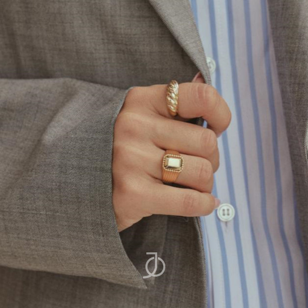 JO Fluted Signet Ring